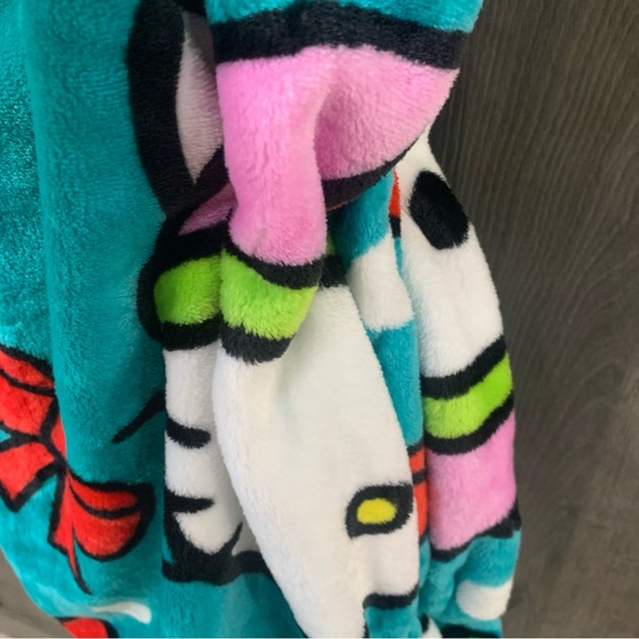 New Hello Kitty In Snow Cap Christmas Bright Teal Plush 60" x 70" Throw Blanket - Picture 9 of 9
